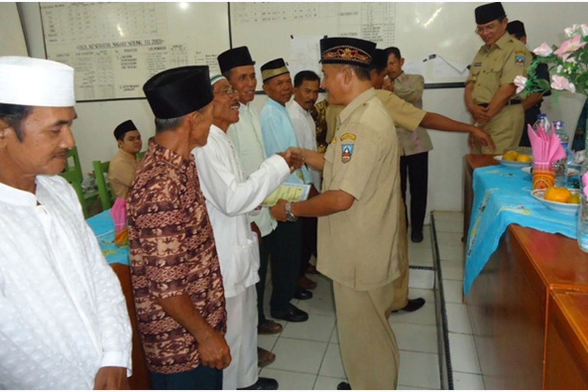 Kepala Desa Sitiung syarifudin saat memberikan penghargaan bagi masyarakat yang berhenti merokok