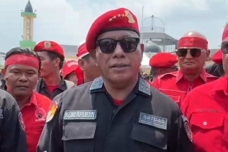 Ketua DPP PDIP Bidang Kehormatan, Komarudin Watubun saat menjawab pertanyaan wartawan di Lapangan Astaka, Deli Serdang, Sabtu (10/8/2024)
