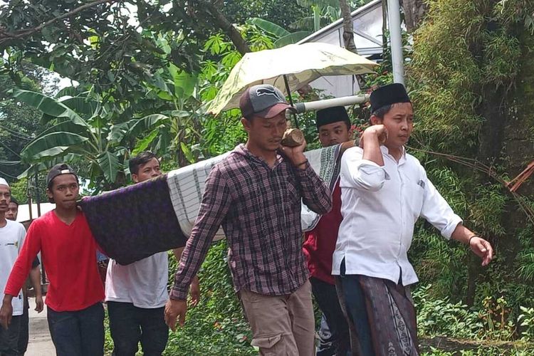 Proses pemakaman empat warga Cianjur, Jawa Barat, Kamis (7/3/2024) yang tewas akibat terpapar gas beracun yang menyeruak dari dalam sumur.
