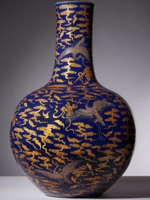 Vas setinggi 60 sentimeter berwarna biru dengan sentuhan perak dan emas ini diciptakan untuk keluarga Kaisar Qianlong.