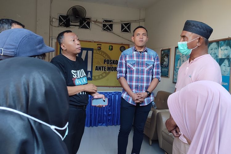 Kasat Reskrim Polresta Mataram, Kompol I Made Yogi Purusa Utama, (baju biru muda), saat bersama orang tua NI (13) santriwati korban dugaan penganiayaan , di RS Bhayangkara Polda NTB, Sabtu (29/6/2024)