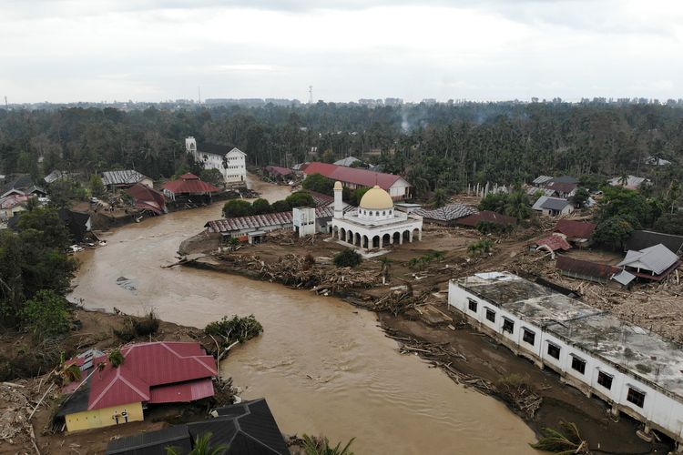 Foto udara, pembentukan sungai baru yang melintasi pemukiman warga di Pidie Jaya, Aceh, Kamis (18/12/2025). Bencana alam banjir bandang dan luapan Sungai Meureudu pada 26 November 2025 telah mengakibatkan terbentuknya aliran sungai baru yang membelah pemukiman penduduk.