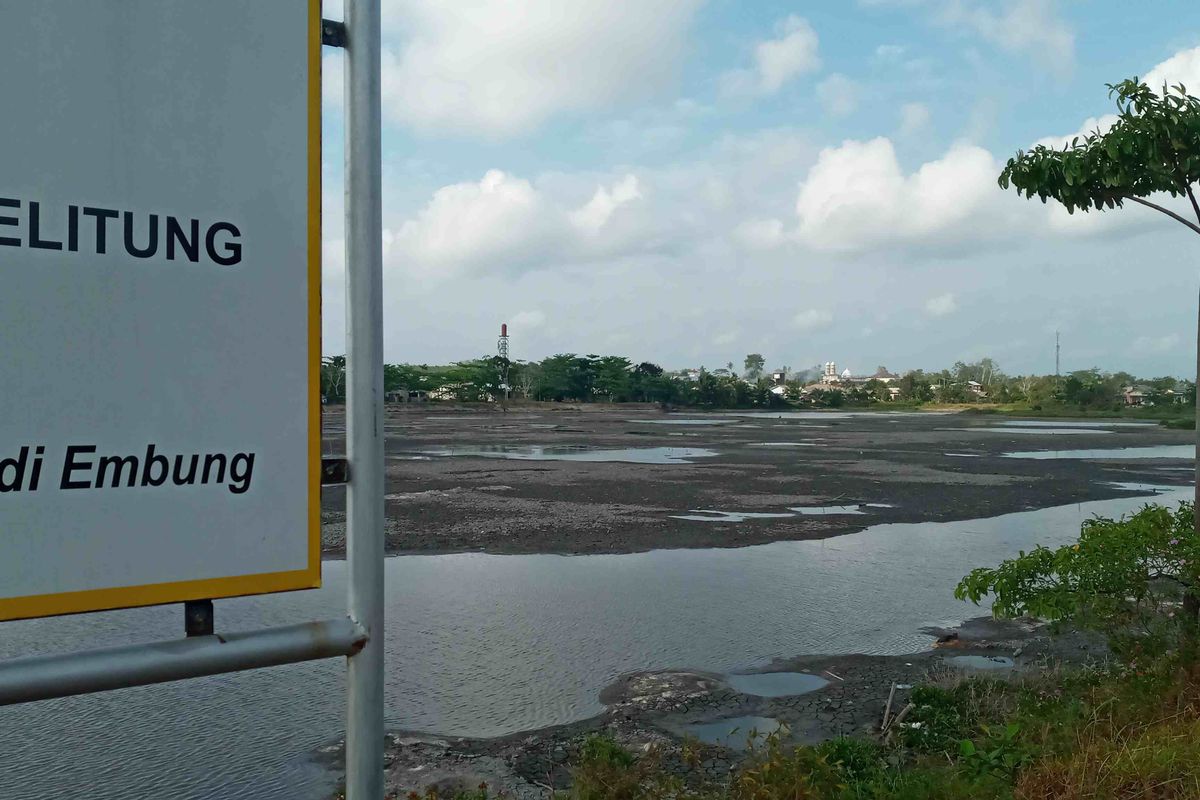 Embung atau kolong retensi Kacang Pedang, Pangkalpinang, Bangka Belitung yang mengering, Minggu (22/10/2023).