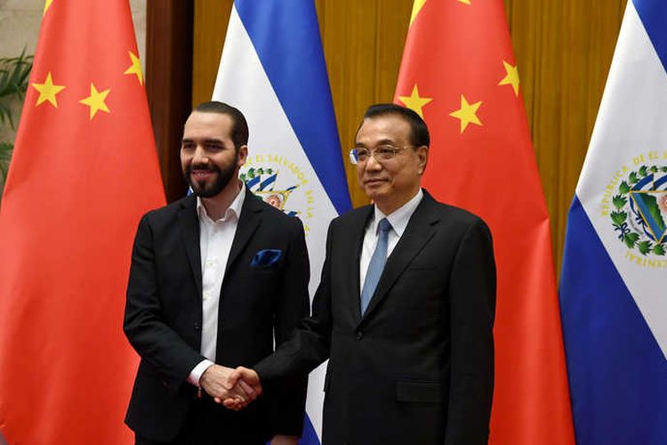 Presiden El Salvador Nayib Bukele bertemu dengan Perdana Menteri China Li Keqiang di Aula Besar Rakyat di Beijing, Cina, 3 Desember 2019.