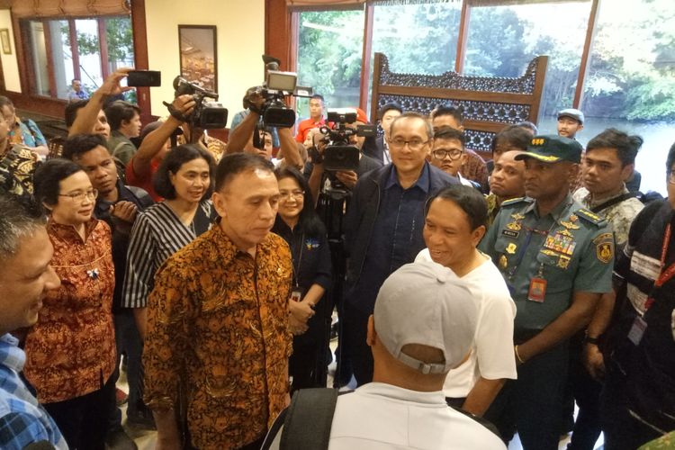 Menteri Pemuda dan Olahraga, Zainudin Amali (kaos putih) didampingi Ketua Umum PSSI, Mochamad Iriawan saat mendatangi tempat pemusatan latihan timnas sepak bola Indonesia untuk SEA Games 2019 Filipina, di Jakarta, Jumat (8/11/2019).