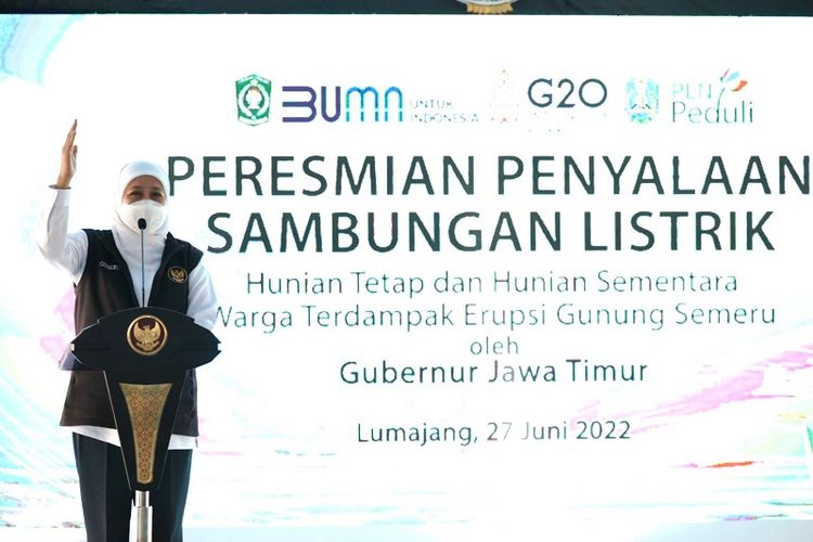 Gubernur Jawa Timur (Jatim) Khofifah Indar Parawansa memberikan sambutan di dalam acara peresmian Penyalaan Sambungan Listrik di Desa Sumbermujur, Kecamatan Candipuro, Lumajang, Senin (27/6/2022). 