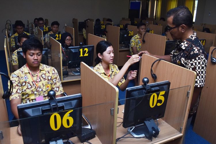 Siswa mengikuti simulasi Ujian Nasional Berbasis Komputer (UNBK) di SMA Negeri 3 Taruna Angkasa Jawa Timur di Madiun, Jawa Timur, Kamis (7/11/2019). Simulasi UNBK yang diikuti 296 siswa tersebut dimaksudkan untuk memperkenalkan sistem ujian berbasis komputer kepada siswa sebelum mengikuti UNBK. ANTARA FOTO/Siswowidodo/wsj.