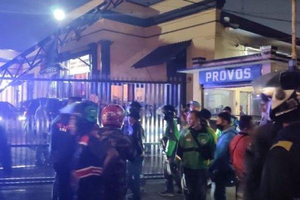 Sejumlah driver ojek online (ojol) mendatangi Polrestabes Bandung, Selasa (7/3/2023) malam. 

