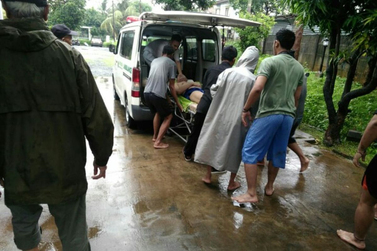 Salah satu warga bernama Taufik (35) tewas setelah tersetrum listrik saat rumahnya yang berada di Ciputat Baru Rt 07/08, Kecamatan Ciputat, Tangerang Selatan, Rabu (1/1/2020). 