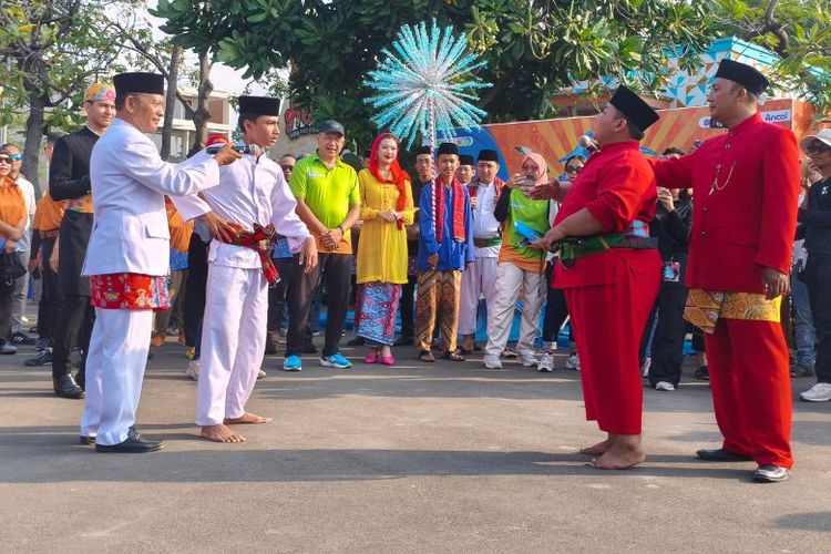 Jakarta Water Sport 2025 turut menampilkan pertunjukan Palang Pintu. 