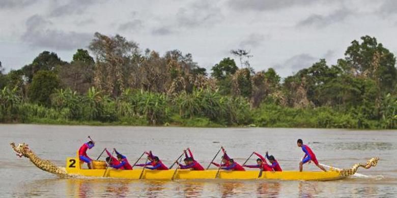 Peserta mengikuti lomba perahu naga Musi Triboatton di Palembang, Sumatra Selatan, Senin (3/12/2012). Musi Triboatton adalah lomba tiga jenis perahu (kano, naga, karet) dengan mengarungi Sungai Musi sejauh 500 kilometer yang melewati Kabupaten Empat Lawang, Musi Rawas, Musi Banyuasin, Banyuasin dan Palembang.