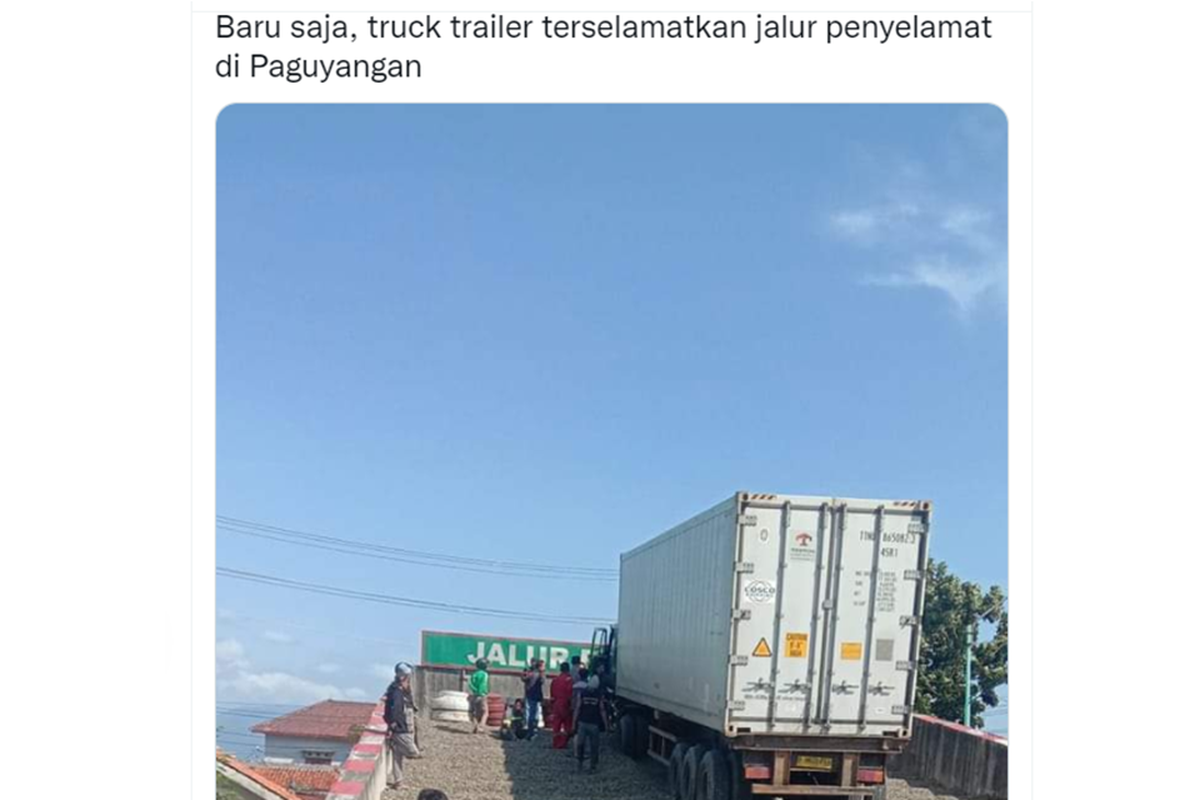 Tangkapan layar twit soal truk trailer yang mengalami rem blong terselamatkan jalur penyelamat di Brebes, Jawa Tengah.
