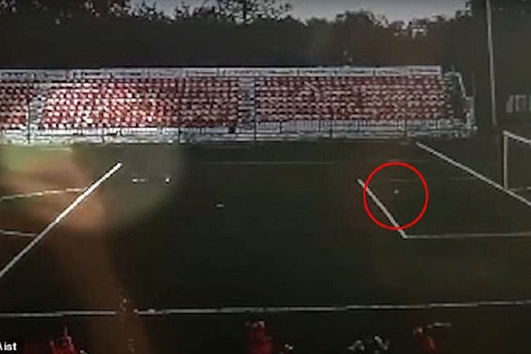 Potongan video memperlihatkan detik-detik ketika Ivan Zaborsky, pesepak bola berusia 16 tahun di Rusia, tersambar petir ketika berlatih.
