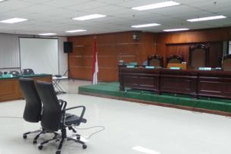 Kursi saksi dalam ruang sidang Pengadilan Tindak Pidana Korupsi Jakarta diganti khusus untuk Wakil Presiden Boediono yang akan memberi kesaksian di sidang kasus Bank Century, Jumat (9/5/2014).