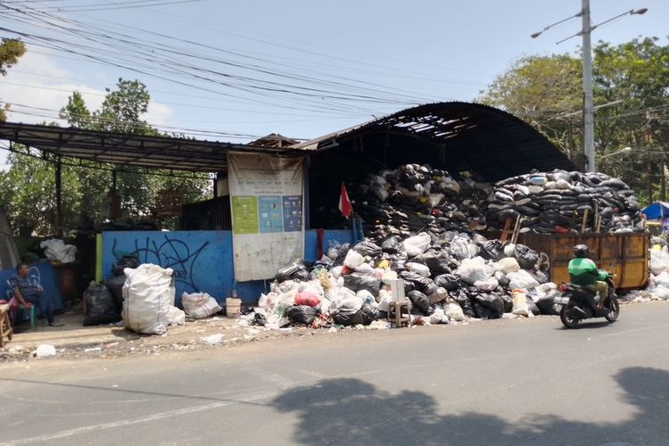 Kondisi tumpukan sampah di TPS Tamansari, Kota Bandung, Senin (11/9/2023).