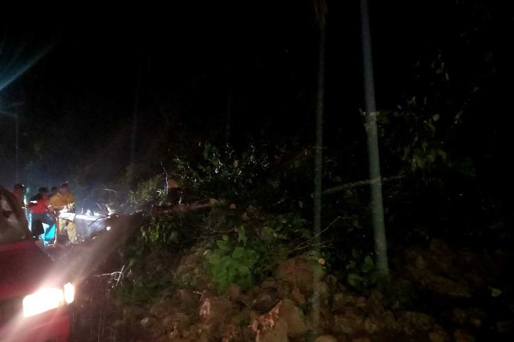 Lomgsor dan pohon tumbang terjadi di Jalan Pier Tamdean, kawasan Halong Kecamatan Bagauala Ambon, Senin malam (18/7/2022). Akibat insiden itu arus trasportasi macet total