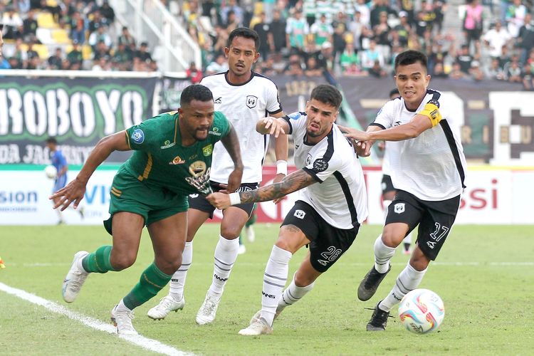 Pemain Persebaya Surabaya Paulo Victor dijaga ketat dua pemain RANS Nusantara FC Francisco Carneiro dan Paulo Sitanggang saat pertandingan pekan ke-4 Liga 1 2023-2024 yang berakhir dengan skor 2-2 di Stadion Gelora Bung Tomo Surabaya, Minggu (23/7/2023) sore.