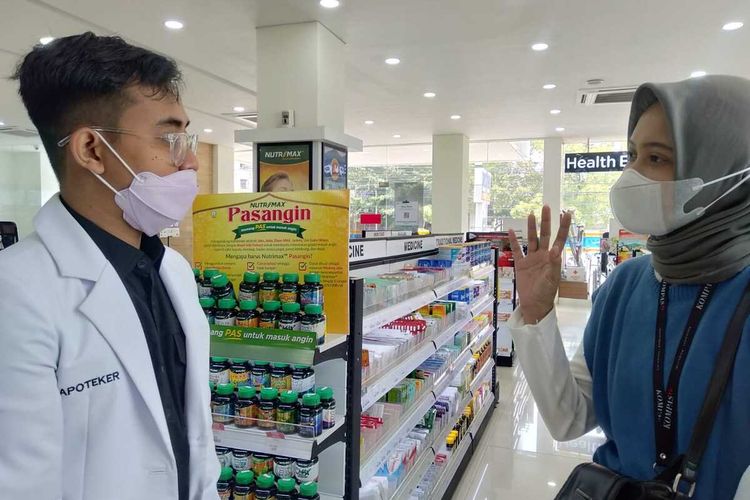 Apoteker Kimia Farma Jalan Pemuda Semarang menjelaskan himbauan Kemenkes kepada pelanggan. Jumat (21/10/2022)