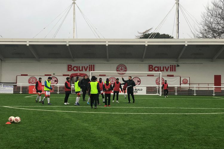 Suasana sesi latihan dalam program Garuda Select II di Birmingham, Inggris.