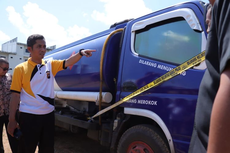 Sebuah truk tangki membawa 7,7 ton solar ditangkap aparat kepolisian di Jalan Trans Kalimantan, Kecamatan Ambawang, Kabupaten Kubu Raya, Kalimantan Barat (Kalbar). 
