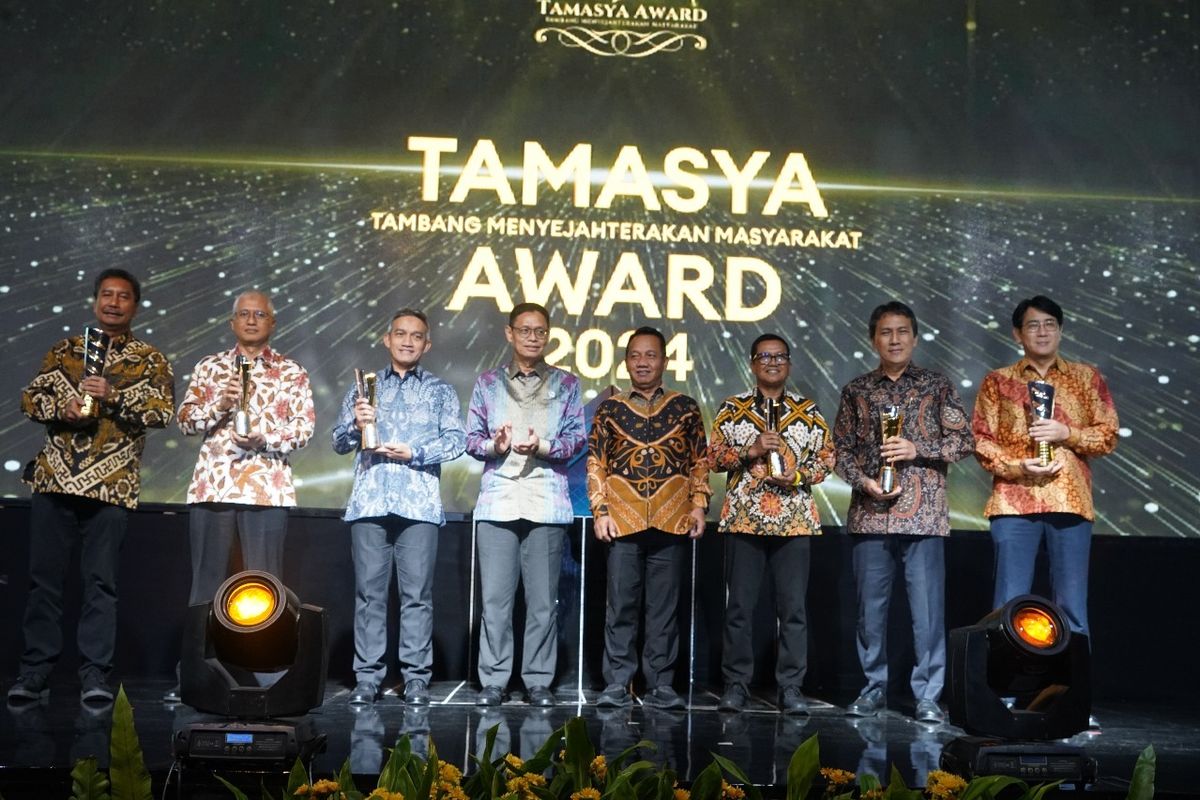 Direktur PT MHU Faiz Firdaus Fauzan (kedua dari kanan) bersama Wakil Menteri ESDM Yuliot Tanjung (keempat dari kiri). PT HMU menerima Tamasya Award 2024 dalam acara yang diselenggarakan oleh Kementerian ESDM. Penghargaan ini merupakan pengakuan atas program pengembangan dan pemberdayaan masyarakat yang telah memberikan dampak nyata bagi kesejahteraan di sekitar wilayah operasional MHU, Selasa (26/11/2024).
