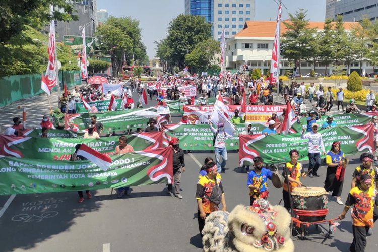 Massa aksi berjalan menuju Balai Kota Surabaya