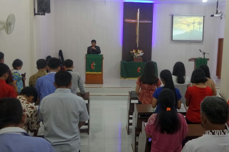 Umat Kristen Methodist menggelar ibadah di sebuah rumah di kawasan Griya Parung Panjang, Bogor, pada Minggu (12/3/2017). Mereka tetap beribadah meski Pemerintah Kabupaten Bogor menetapkan status quo dan melarang kegiatan beribadah untuk sementara di rumah tersebut.