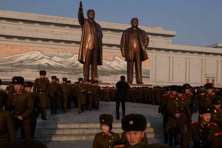 File foto ini diambil pada 16 Februari 2019 menunjukkan tentara Tentara Rakyat Korea (KPA) memberikan penghormatan di depan patung pemimpin Korea Utara Kim Il Sung dan Kim Jong Il di Bukit Mansu di Pyongyang.