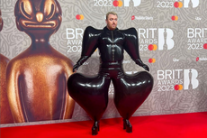 Tampilan Dramatis Sam Smith di Brit Awards, Berbalut Lateks Hitam