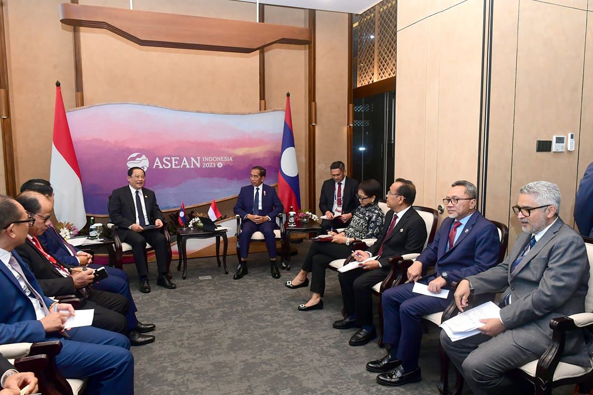 Menteri Perdagangan (Mendag) Republik Indonesia (RI), Zulkifli Hasan mendampingi Presiden RI, Joko Widodo  (Jokowi) dalam pertemuan bilateral dengan Perdana Menteri Laos, Sonexay Siphandone di Labuan Bajo, Nusa Tenggara Timur (NTT), Selasa (9/5/2023).