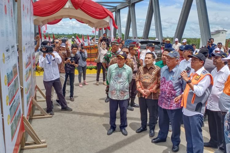 Menteri PUPR Basuki Hadimuljono meresmikan satu Jembatan Kanal Antang dan tiga overpass di Kabupaten Tapin, Kalimantan Selatan, Sabtu (8/2/2020).