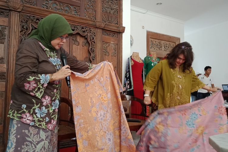 Owner Galeri Buana Alit, Dwita Herman saat menunjukkan salah satu batik, di Galeri Buana Alit, Jalan Moh. Kahfi 1, Jakarta Selatan Selasa (20/2/2018).