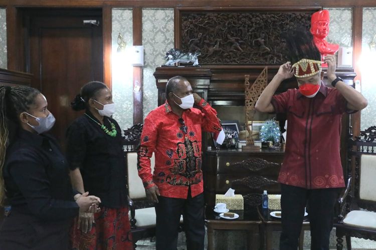 Satu keluarga dari Waropen, Papua, mendatangi rumah dinas Gubernur Jawa Tengah (Jateng) Ganjar Pranowo untuk mengucapkan terima kasih karena telah membantu biaya kuliah anak mereka di Semarang. Mereka juga memberi cenderamata berupa Mahkota Kasuari khas Papua.
