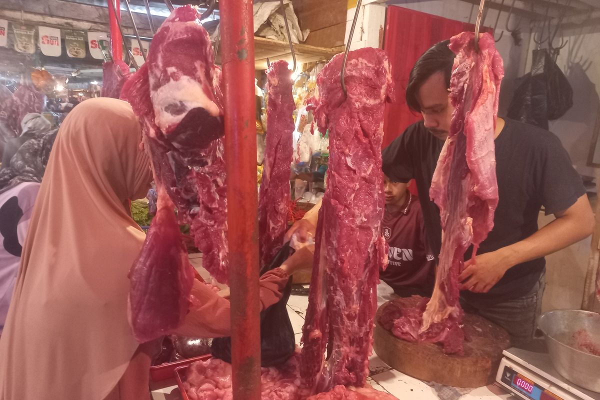 H-7 jelang Lebaran Idulfitri 1446 H, harga daging sapi dan daging ayam di Sumedang, Jabar mulai mengalami kenaikkan, Senin (24/3/2025). KOMPAS.com/AAM AMINULLAH
