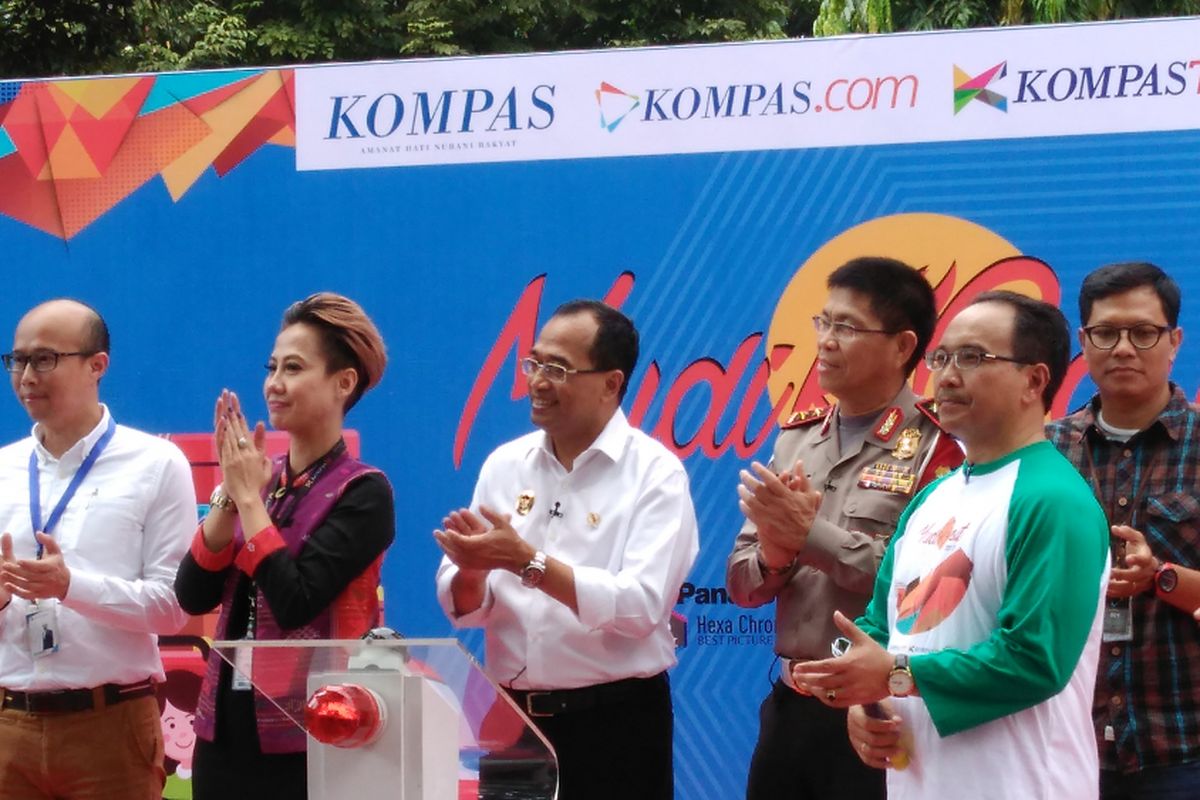 Menteri Perhubungan (Menhub) Budi Karya Sumadi dan Kepala Korps Lalu Lintas (Korlantas) Inspektur Jenderal Royke Lumowa, Pemimpin Redaksi Harian Kompas, Budiman Tanuredjo, Pemimpin Redaksi Kompas TV, Rosianna Silalahi, Pemimpin Redaksi Kompas.com, Wisnu Nugroho, secara resmi melepas tim Mudik Gesit Kompas Gramedia di Kawasan Kantor Pusat Kompas Gramedia, Palmerah, Jakarta, Senin (19/6/2017).