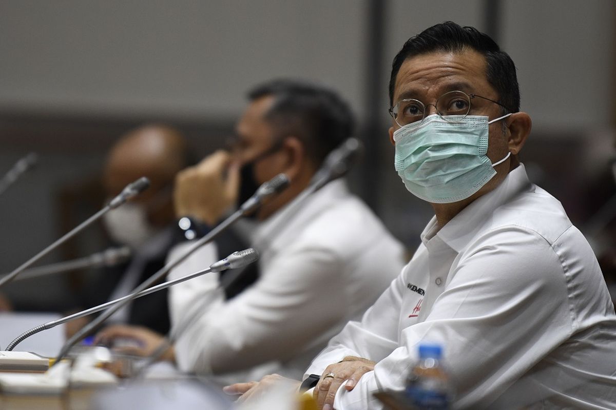 Menteri Sosial Juliari Batubara (kanan) mengikuti rapat kerja bersama Komisi VIII DPR di Kompleks Parlemen Senayan, Jakarta, Rabu (24/6/2020). Rapat kerja tersebut membahas pembicaraan pendahuluan RAPBN Tahun Anggaran 2021, RKP 2021 dan evaluasi kinerja Kemensos tahun 2020. ANTARA FOTO/Puspa Perwitasari/aww.