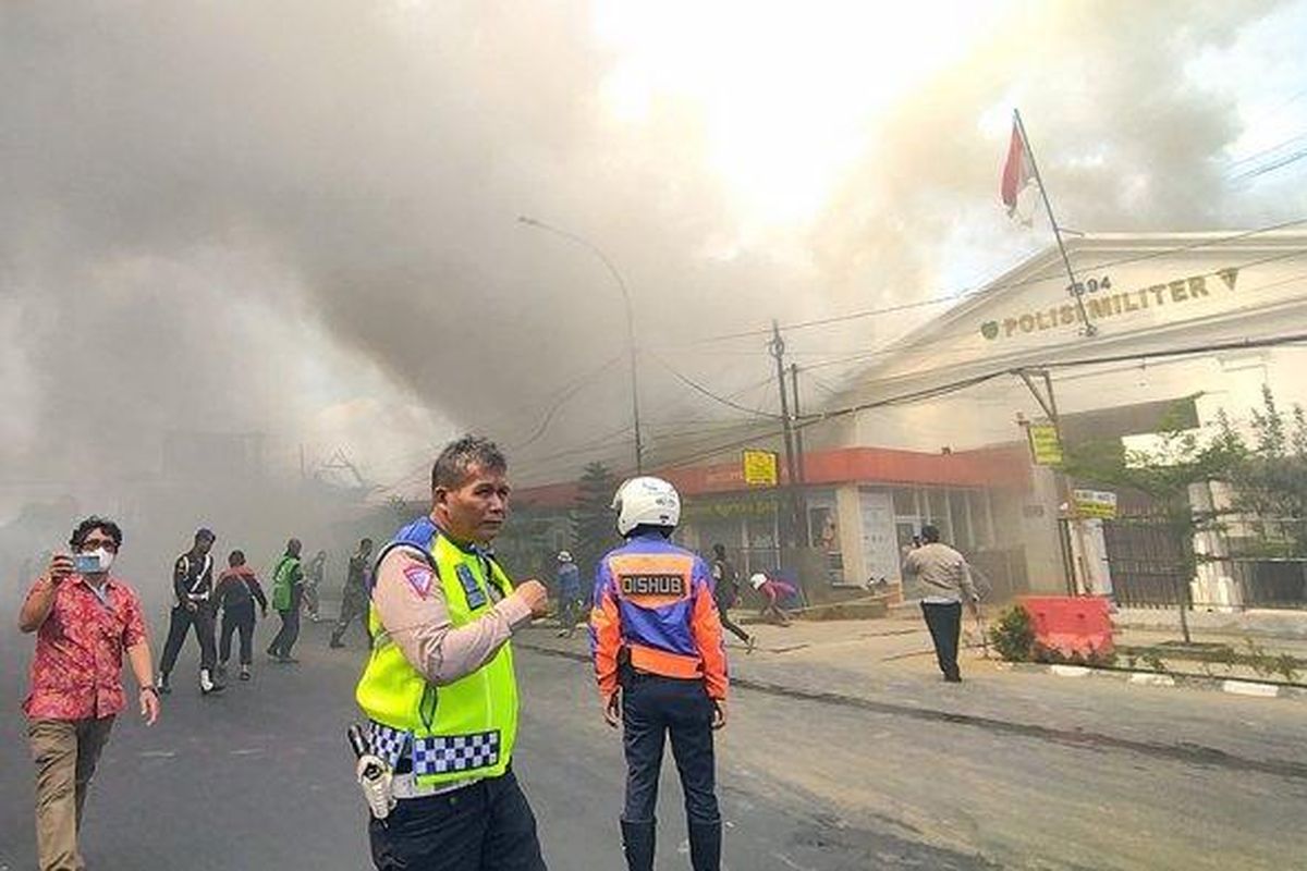 Para petugas berhamburan dan menyingkir sementara dari lokasi kebakaran di RS Salak Kota Bogor karena adanya ledakan besar.