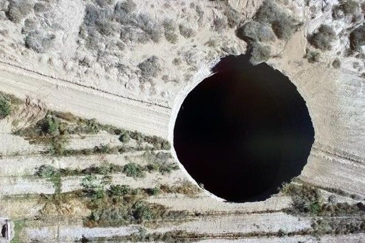 Lubang sinkhole muncul di Chile. Lubang pembuangan yang cukup lebar dan sangat dalam ini, disebut dapat menelan Gedung Putih. Sinkhole tersebut muncul di lokasi tambang tembaga Alcaparrosa, Chile.