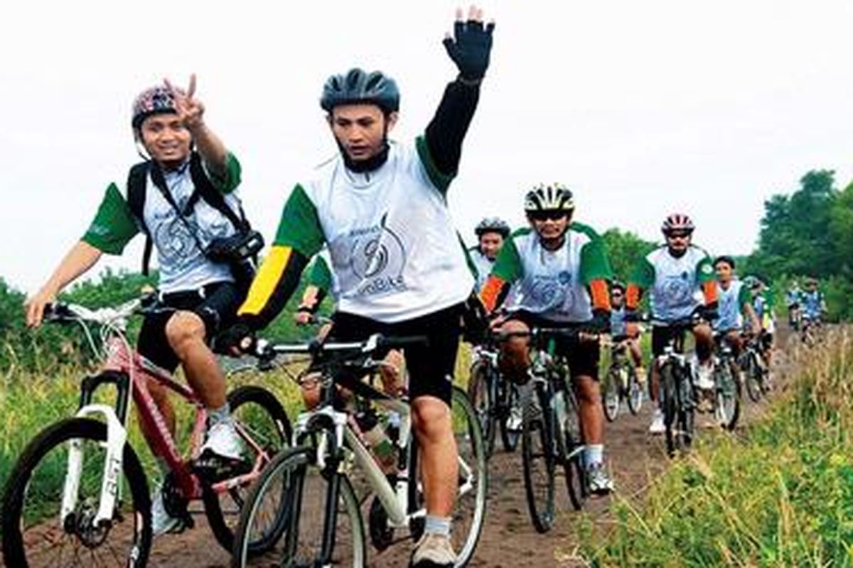 Peserta kegiatan pra-event Kompas Green Fun Bike bersepeda menuju ke hutan mangrove di kawasan Wonorejo, Surabaya pada hari Minggu  
