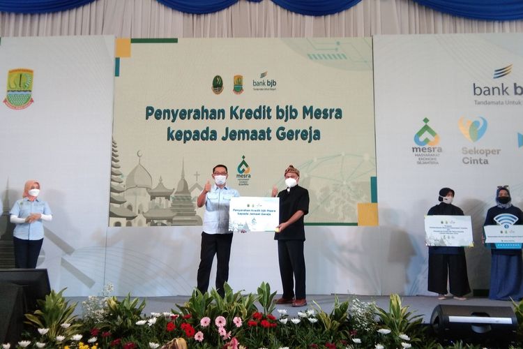 Penyerahan bjb Mesra oleh Gubernur Jawa Barat Ridwan Kamil di Gedung Pemberdayaan Ekonomi Umat GKP Immanuel Karawang, Jumat (24/12/2021).