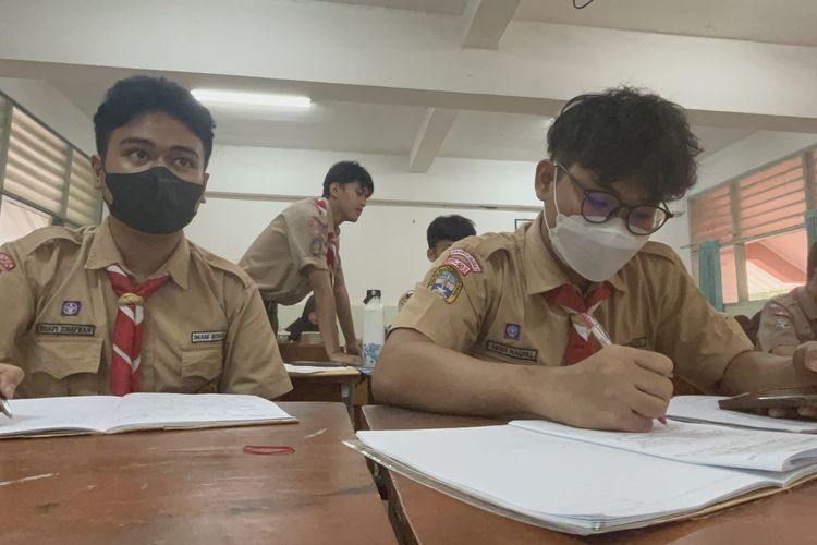 Hari Pertama Tatap Muka Usai PJJ, Siswa SMAN 78 Jakbar Kenakan Masker hingga Kacamata Anti-Debu