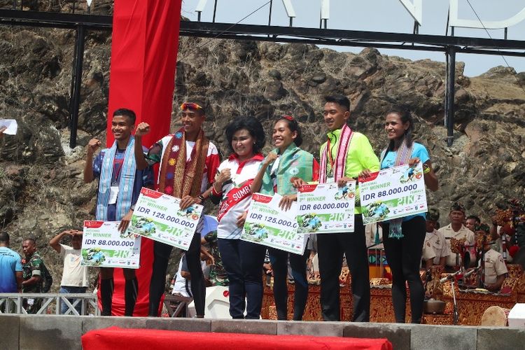 Ketua Umum Dharma Pertiwi Nanik Hadi Tjahjanto (ketiga kiri) bersama para pemenang di kategori 21K Nasional TNI International Marathon 2018 yang dilaksanakan di Kuta Beach Mandalika Lombok, Nusa Tenggara Barat (NTB). Odekta Elvina Naibaho (ketiga kanan) berhasil meraih juara di kategori 21K Nasional Putri dan Agus Prayogo (kedua kiri) berhasil meraih juara di kategori 21K Nasional Putra.