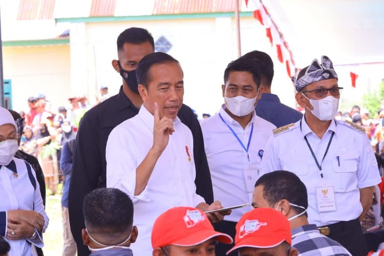 Presiden Joko Widodo (Jokowi) menyaksikan penyerahan bantuan subsidi upah (BSU) tahun 2022 di Kota Baubau, Sulawesi Tenggara Selasa (27/9/2022). 