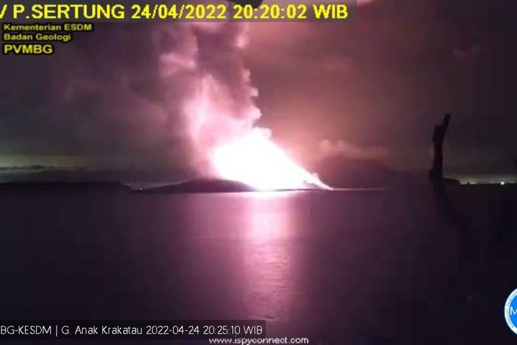 Foto dari rekaman CCTV aktivitas Gunung Anak Krakatau pada Sabtu (24/4/2022) malam. Status gunung di Selat Sunda ini menjadi level III (siaga).