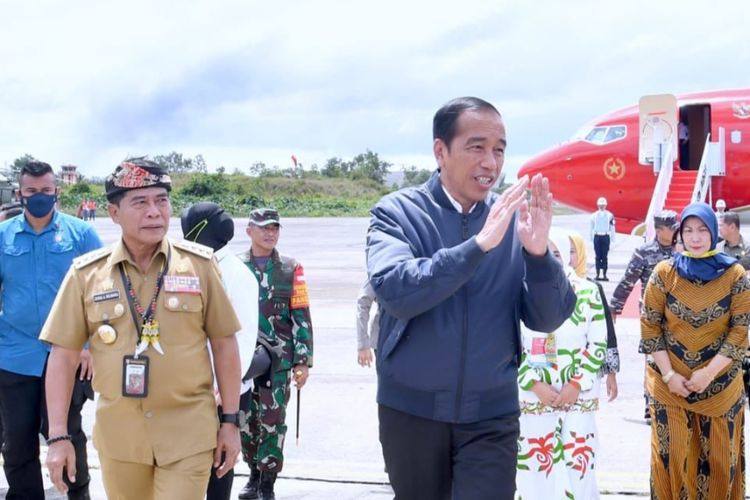 Presiden Joko Widodo saat baru tiba di Pangkalan TNI AU Anang Busra, Kota Tarakan, Kalimantan Utara, Selasa (28/2/2023).