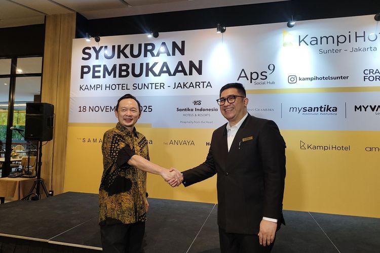 Owner Kampi Hotel Sunter-Jakarta Harry Hartono (kiri) dan General Manager Kampi Hotel Sunter-Jakarta Filipi Yeremia Sipasulta, saat acara Syukuran Pembukaan Kampi Hotel Sunter-Jakarta, Selasa (18/11/2025). 