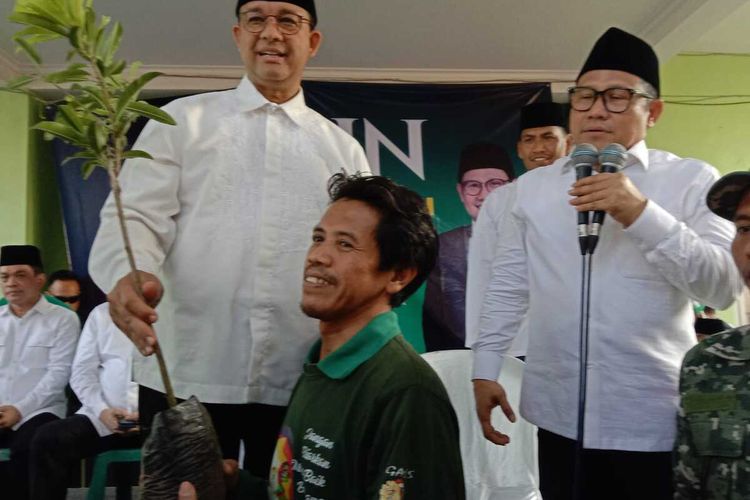 Pasangan Bacapres - Bacawapres, Anies Baswedan - Muhaimin Iskandar, saat melakukan safari politik di Pesantren Manbaul Ma’arif Denanyar, Kabupaten Jombang, Jawa Timur, Jumat (29/9/2023).