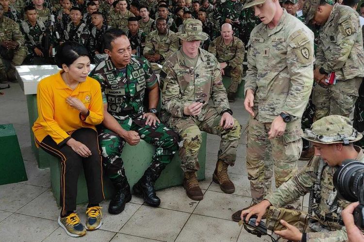 Panglima TNI Jenderal Andika Perkasa melihat peralatan canggih milik US Army