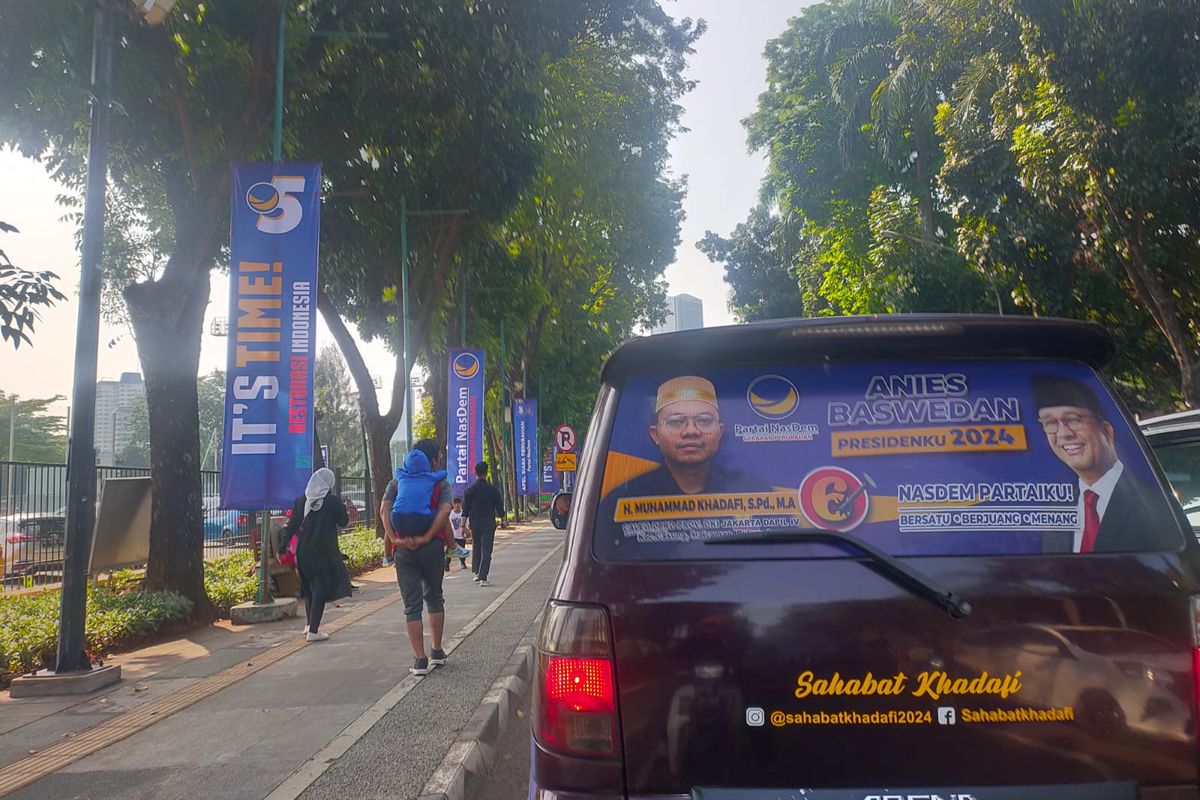 Poster acara Apel Siaga Perubahan yang digelar Partai Nasdem terlihat di dalam area Gelora Bung Karno, Senayan, Jakarta, Minggu (16/7/2023) pagi.