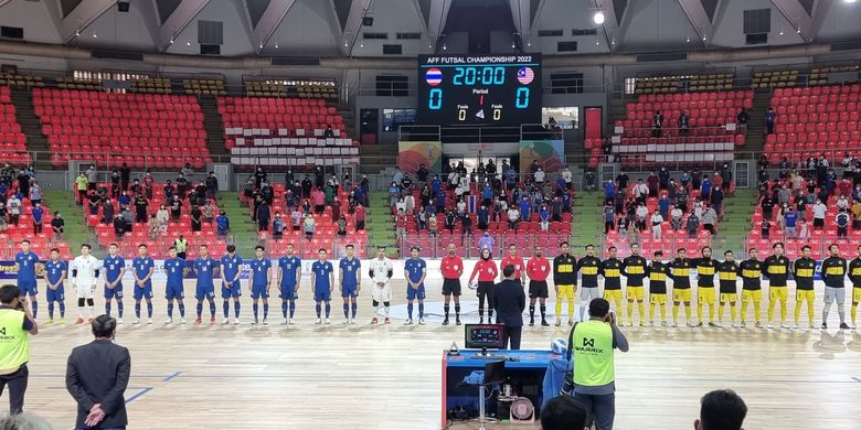 Tangkapan layar Twitter @AFFPresse yang memuat momen sebelum kick-off laga pamungkas Grup A Piala AFF Futsal 2022 yang mempertemukan Thailand vs Malaysia di Huamark Indoor Stadium, Bangkok, Thailand, Senin (6/4/2022) sore WIB.